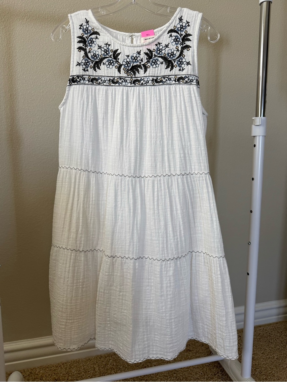 Max Studio White Sleeveless Crinkle Dress with Embroidery M. GUC (154)
